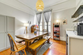 Walk to Haight-Ashbury Cozy Apartment with Jukebox!